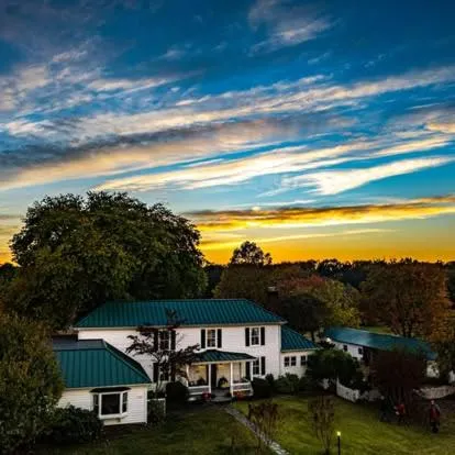 The Bed and Breakfast at Peace Hill Farm, hotel i Charles City