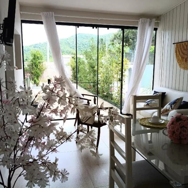 Casa MonteFlor - Refúgio onde a vida desacelera com gentileza, hotel in Governador Celso Ramos