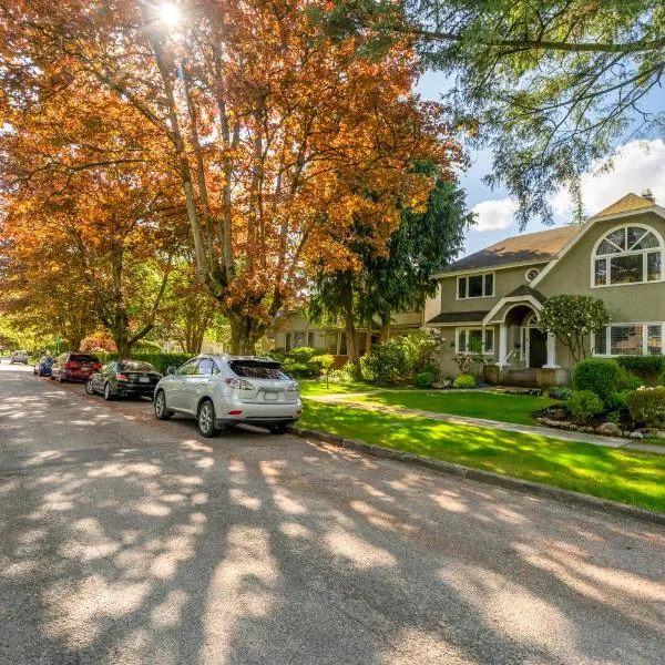 BudgetWise Semi-Basement near Airport, UBC, Downtown in Vancouver, хотел в Ванкувър
