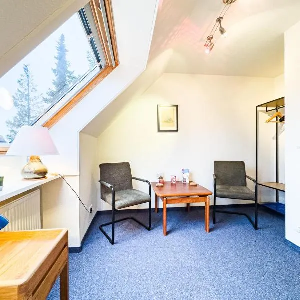 TraveNah - Ruhige 3-Zimmer-DG-Ferienwohnung im Grünen mit eigenem Eingang und Fahrradgarage, hotell sihtkohas Lübeck