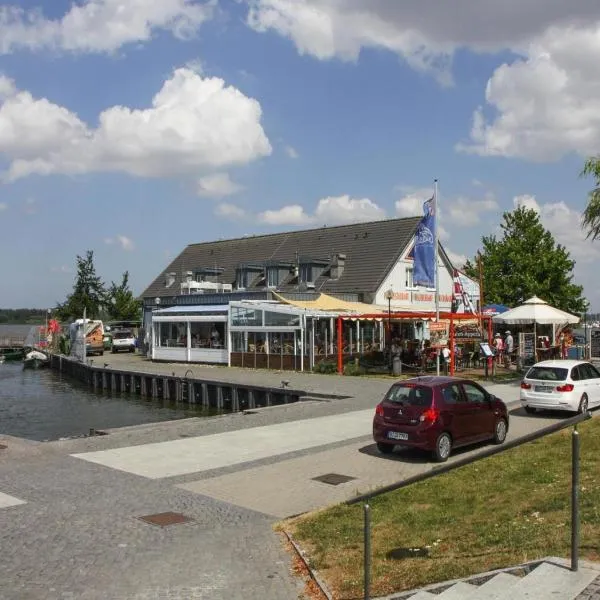 Hausboot Floating House Leni in Ribnitz-Damgarten, hotel i Ribnitz-Damgarten