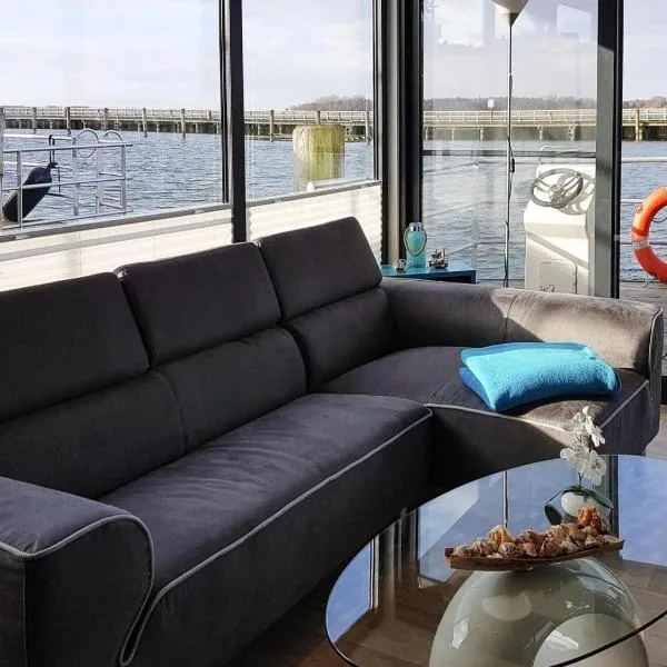 Hausboot Floating House Leni in Ribnitz-Damgarten, hotel a Ribnitz-Damgarten
