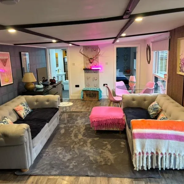 Stables 2bed farm stay private firepit bbq, hotel em Bramfield