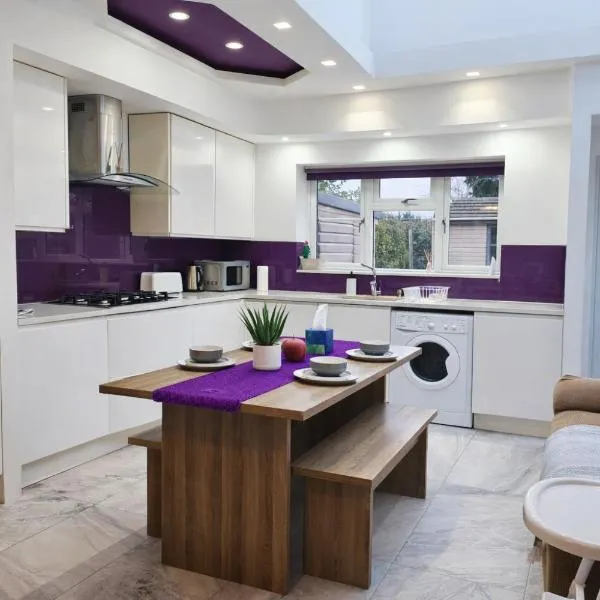 Spacious Modern 5 bedroom home near Heathrow Windsor, hotel u gradu 'Slough'