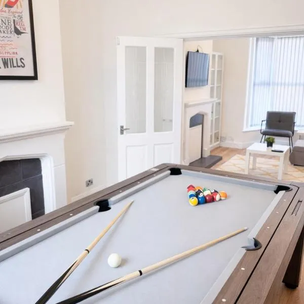 4 bedrooms 8 beds Wi-FI smart tv games room, hotel a Hull