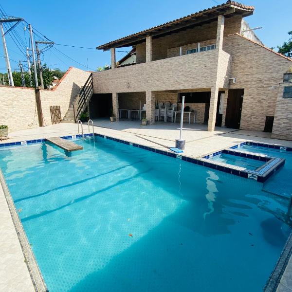 Casa com piscina e churrasqueira