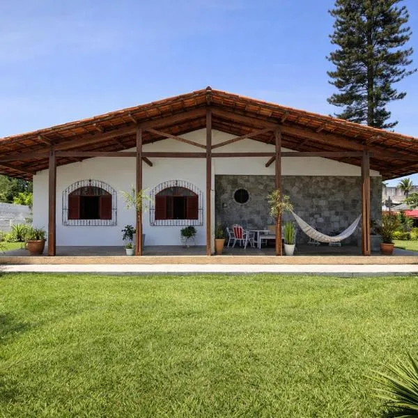 Casa da Vila, charmosa e espaçosa, fica a 150 metros da praia das castanheiras، فندق في غواراباري