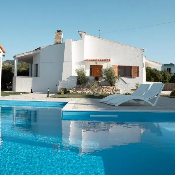 Villa Aelia Kefalos-Private & Spacious with Pool, khách sạn ở Kámpos