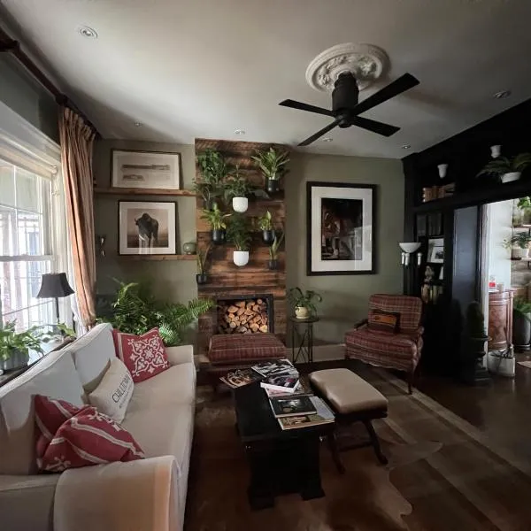 Stylish Mission-Style Home on Park in Jersey City, NJ, hotel din Jersey City