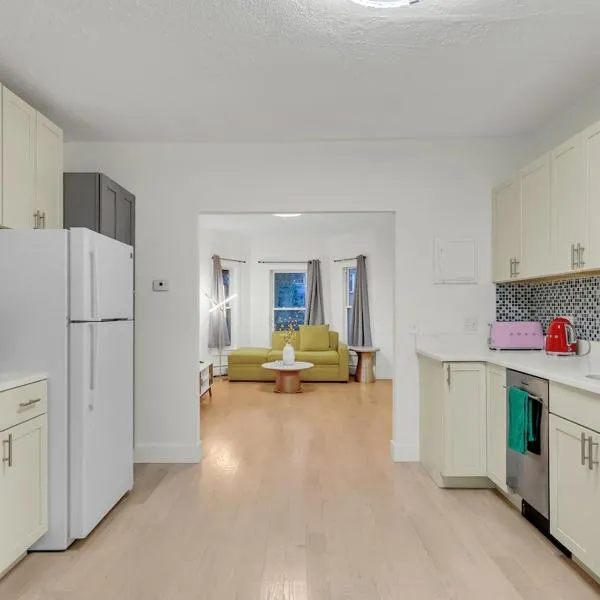 Entire renovated one-bedroom apartment, hotel i Cambridge