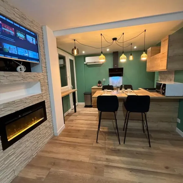 loyika , Chaleureux T3 climatisation ,cheminée, Netflix, petit déjeuner offert, boisson rafraîchissante pour la bienvenue, repas du soir fondue, raclette sur demande possibilité de le réserver à la semaine, contactez-nous en privé、アルベールヴィルのホテル