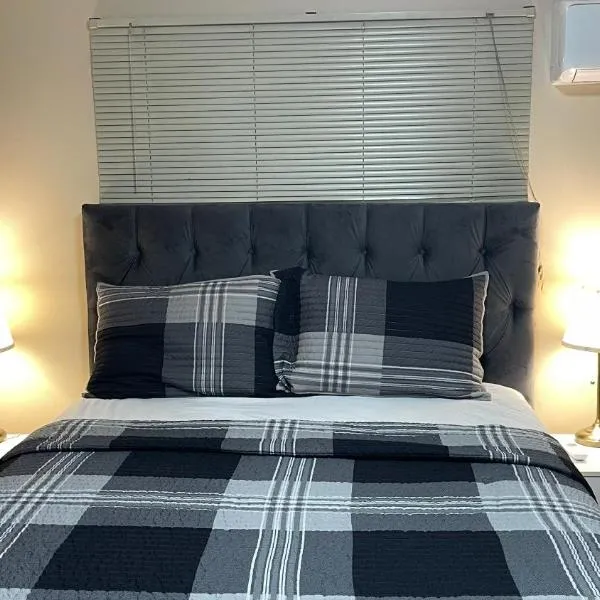 Cozy Ground-Floor Room with Private Bath and Separate Entry, khách sạn ở Delta