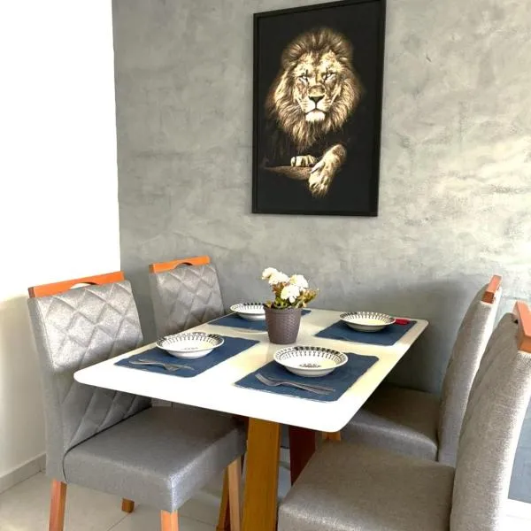 Apartamento com 2 Quartos, próximo ao Centro da Cidade com internet de Alta Velocidade 700Mbps, Cozinha Completa, Máquina de Lavar e Secar em Condomínio com Portaria 24h, Estacionamento incluso e espaço para Crianças, hótel í Pindamonhangaba