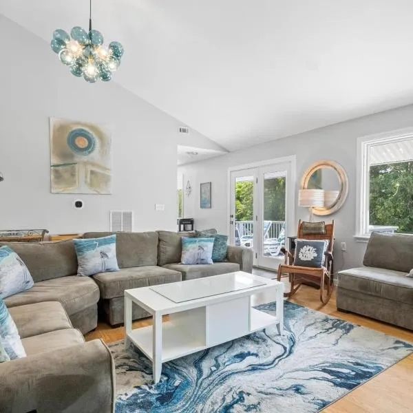 Exceptional Contemporary Retreat with 4 King Beds in Mystic CT, khách sạn ở Groton