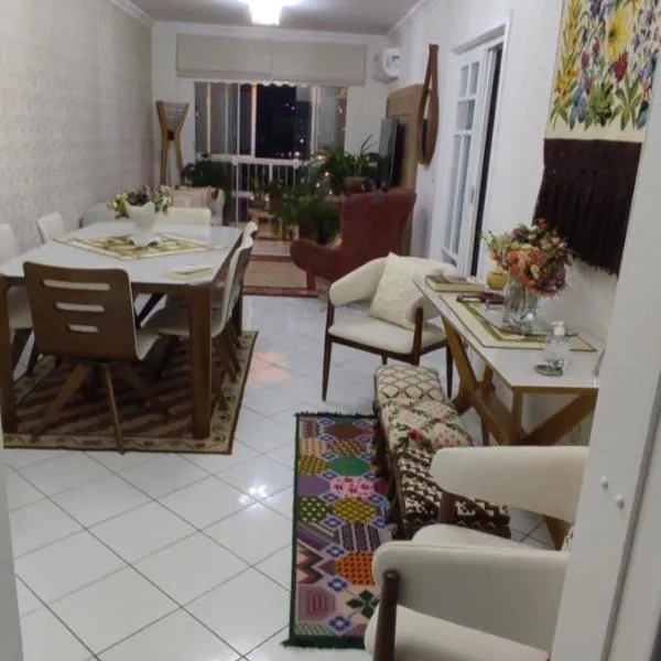Ótimo quarto para duas pessoas, hotel in Balneário Camboriú