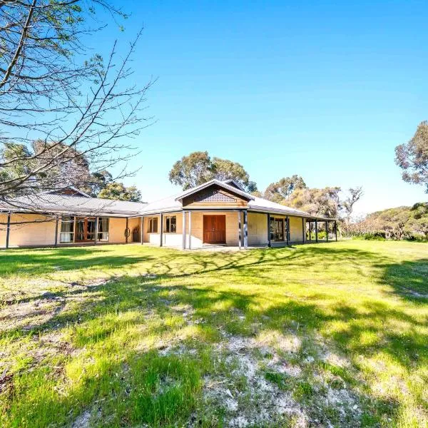 Cockburn Airoprt 6BR Farmstay nr Fremantle&Beach, hotel v Perthe