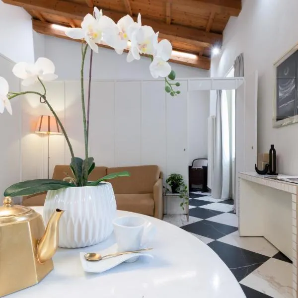 TEATRUM LOFT Teatro Galli -Jacuzzi in camera، فندق في ريميني