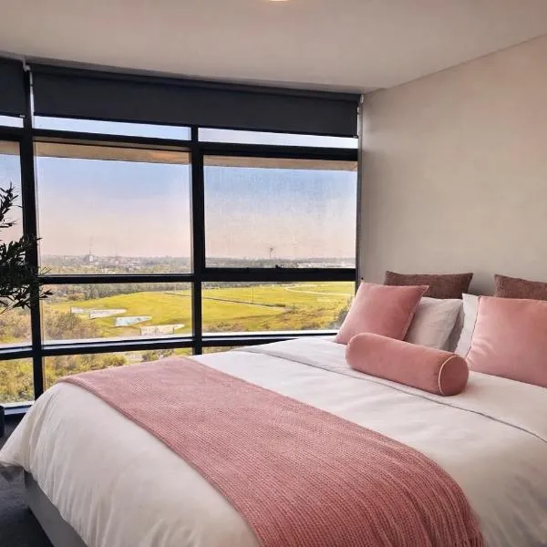 Dreamy Designer Olympic Park 2B2B Carpark Lux Apt، فندق في سيدني