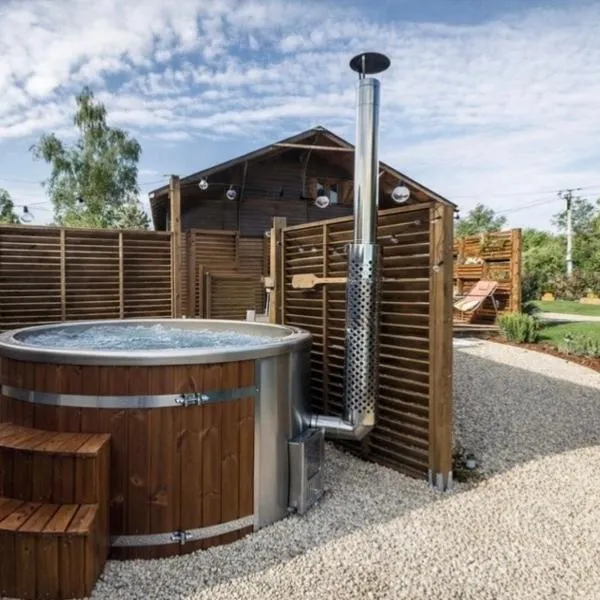 L'Écrin - Chalet & Bain Nordique Luxe vue lac: Prouilly şehrinde bir otel