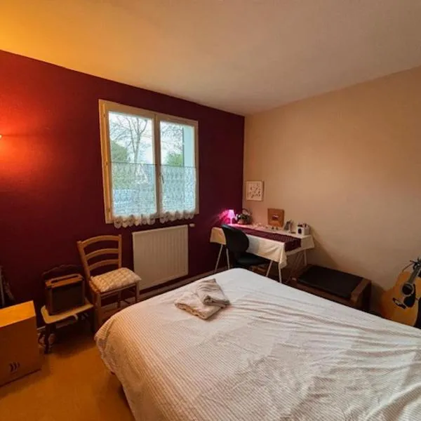 Chambre lit double, hotel in Saint-Herblain