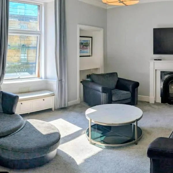 Beautiful spacious apartment in town centre, hotel v destinaci Oban