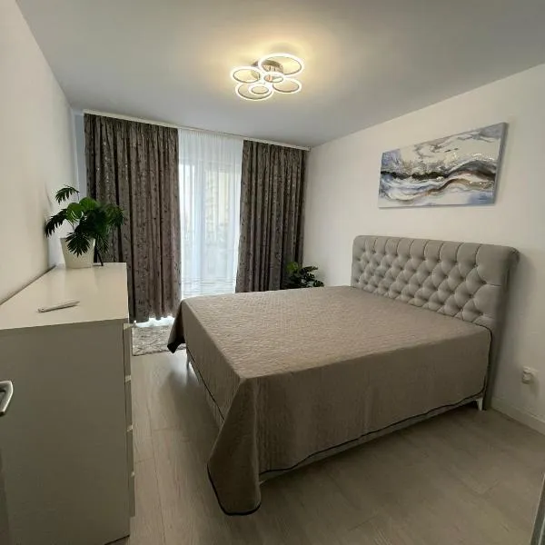 Ioanyc White Apartment with parking: Ploieşti şehrinde bir otel