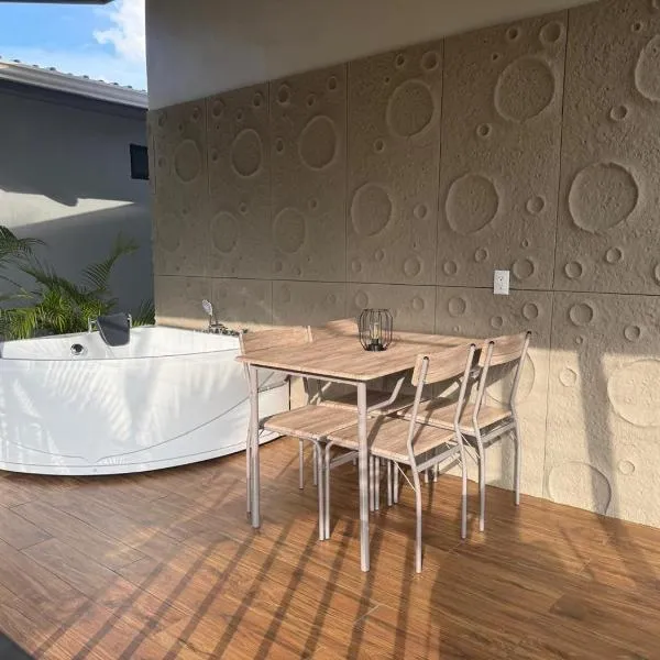 Arenal Star Luxury Studios with Private Jacuzzi, hotel i Fortuna