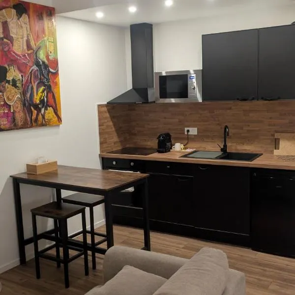 Cozy room apartment Nîmes Centre Coupole Arènes, hotel din Nîmes