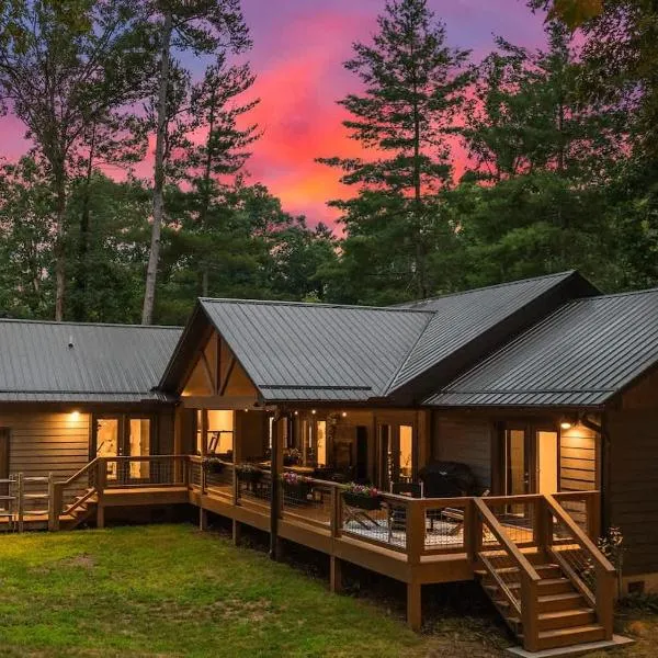 2 miles to Downtown, Hot Tub, Sauna, Fire Pit, Game Room, Bar, kitchenette, Pool Table, Universal Tesla EV Connector, готель у місті Ешвілл