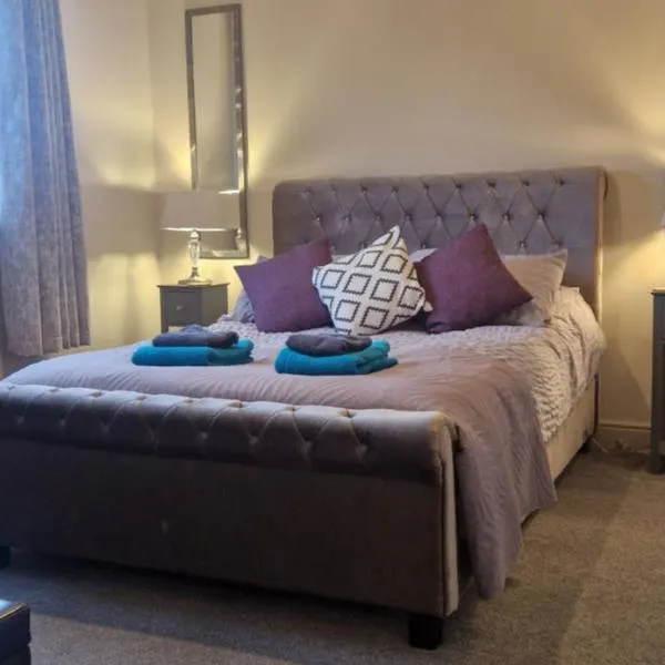 Heath Lodge Worcester 2 bedroom large detached home with free driveway CCTV parking for 2 cars or LWB van Close to M5 1 mile Dogs welcome on request, hotel Worcesterben