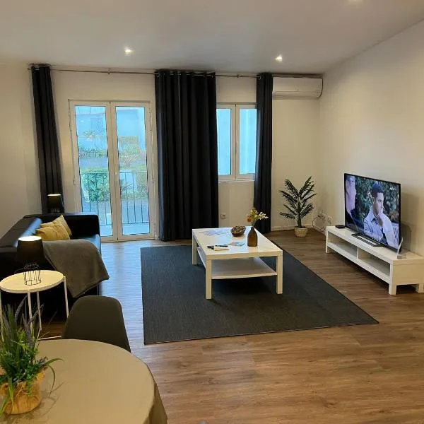 São Miguel Charming House "E" by LFC Apts โรงแรมในปอนตาเดลกาดา