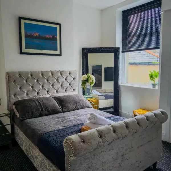 City Centre flat, Near Stadium & castle, Sleeps 4, hotel di Cardiff