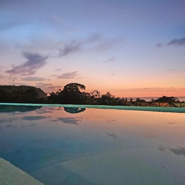 Luxury Villa with rooftop infinity pool and walk away from the beach, hotel Jacóban