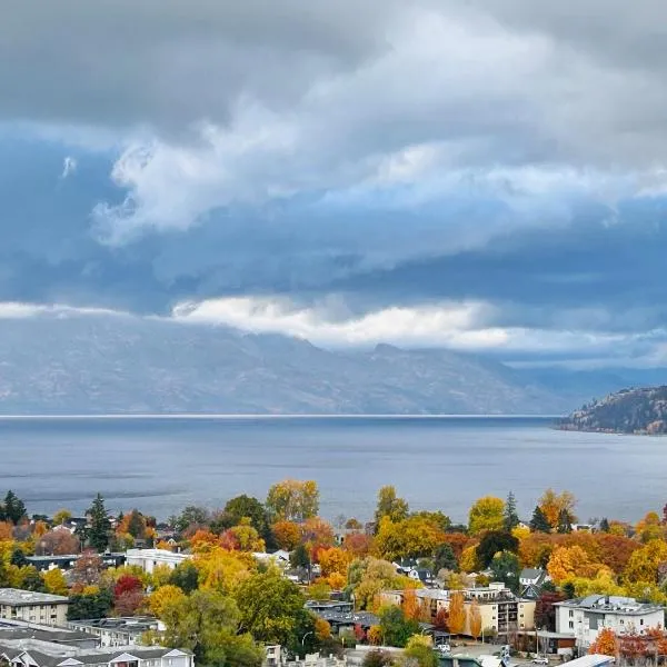 Signature Iconic Lakeview Downtown 2-Bedroom Loft, hotel a Kelowna