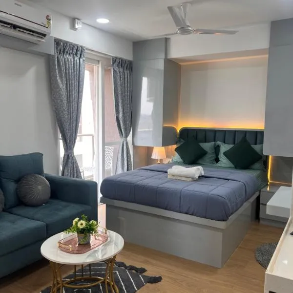 NEON - Nirvana Stays With PVT Balcony -1 Km from Airport, Hotel in Pune