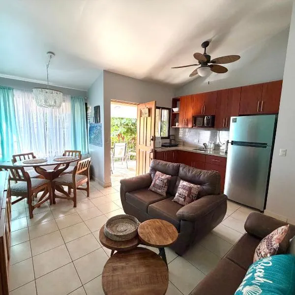 Happy Oasis Second Floor Condo with Terrace, hotel em Coco