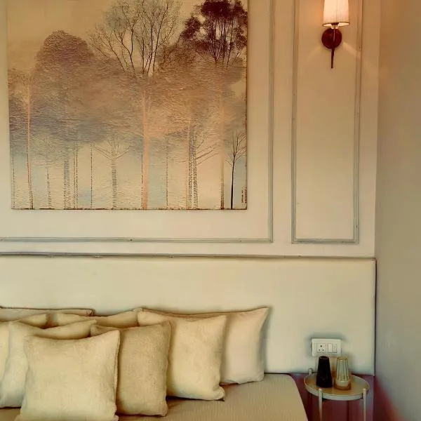 Nazaara - Witness Mountain and Sunset View from your bed, hotel u gradu 'Mukteswar'