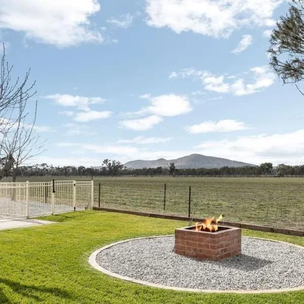Cozy You Yangs Family Retreat in Lara!, hotel a Lara
