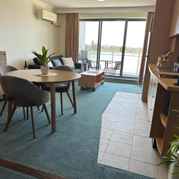 1 Bedroom Waterfront Apartment - Rooftop Pool & Spa, hotel din The Entrance