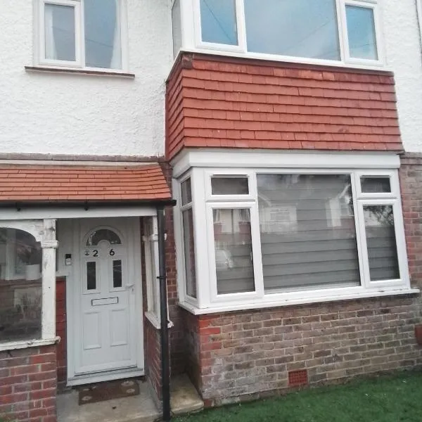 Delightful newly refurbished 3 bedroom family home Worthing, hotel in West Worthing