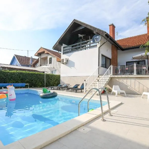 Villa Mina Kladovo, 5-Bedroom Villa with Pool for up to 12 People, hotel in Kladovo