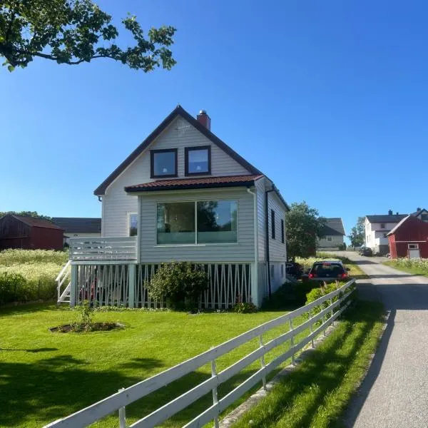 Morhuset med egen hage og veranda, Hotel in Bleik