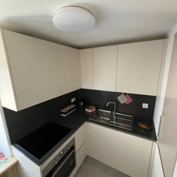 J&D Comfort Apartment, hotel v destinaci Cresciano