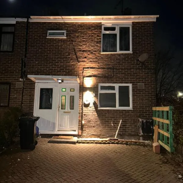 Charming 4-Bedroom House Rental in Basildon, UK, ξενοδοχείο σε Basildon