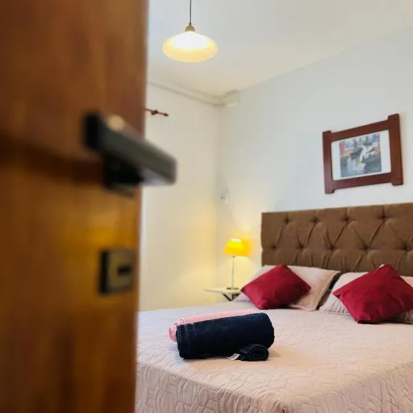Casa en Luján, con cochera y a minutos de todo, hotelli kohteessa Luján