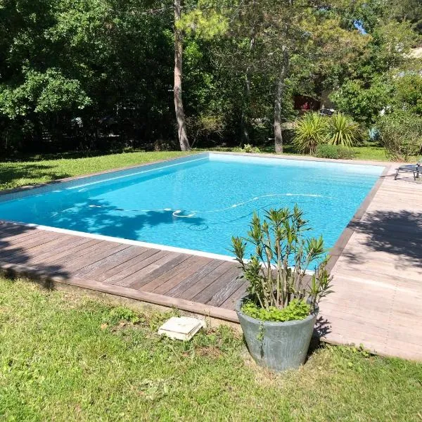Studio indépendant dans propriété campagne Aixoise terrasse et piscine période estivale, hotel em Aix-en-Provence