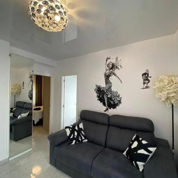 Modern Art Apartment 50m to the Beach, hotel u gradu Los Alkasares