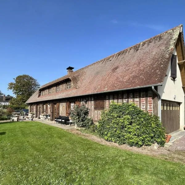 Maison normande authentique de 180 m2 avec un grand jardin et proche de la plage، فندق في Néville