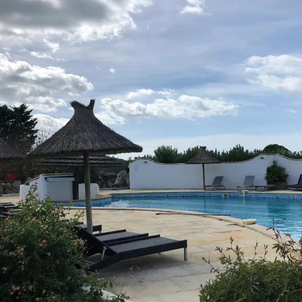 Bungalow confortable à Saintes-Maries-de-la-Mer avec piscine, hotel a Saintes-Maries-de-la-Mer