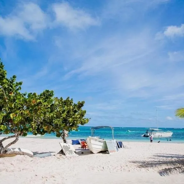 STEPS TO THE BEACH 2 Stunning condo 4 min walk to Bibijagua Beach and Catamarans, hotel i Punta Cana